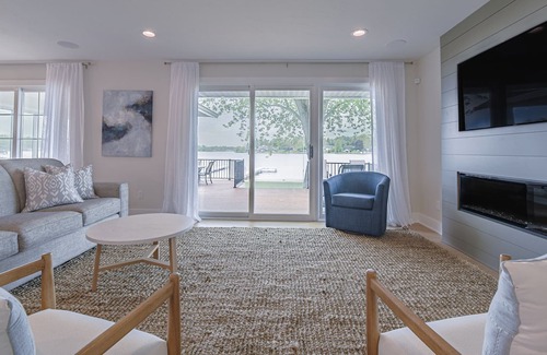 Lowell House | Lake Front Home with open floor plan and amazing back yard accommodates 2 night+