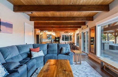 Island Park House | Lake Front|Hot Tub|Heated Garage|Private Dock