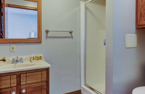Redwood Hotel | Lake Front Hotel Room 4