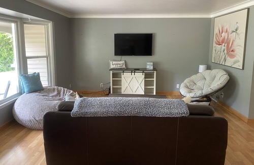 Paw Paw House | Lake Front House in Southwest Michigan-PONTOON AVAILABLE!