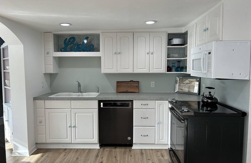 Lowell House | Lake Front - incredible views of Dexter Lake and only 22 minutes to U of O!