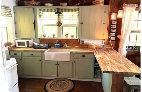 Melrose Cabin | LAKE FRONT ISLAND HIDE-AWAY WITH BOAT DOCK