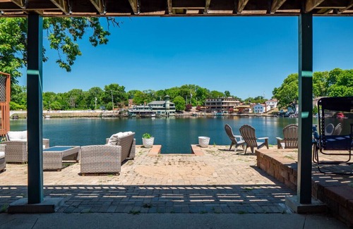 Portage Lakes Apartment | Lake Front|Kayaks|Hot Tub|Sleeps 8
