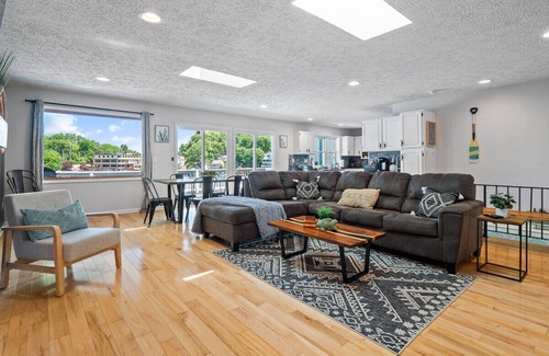 Portage Lakes Apartment | Lake Front|Kayaks|Hot Tub|Sleeps 8