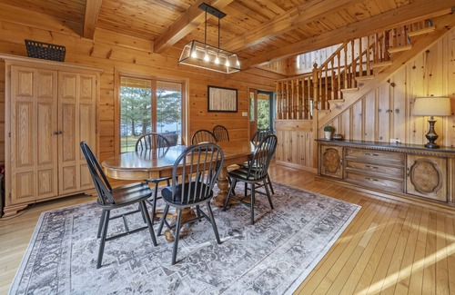 Algonquin Highlands House | Lake Front Muskoka Cott. to View the Fall Colours