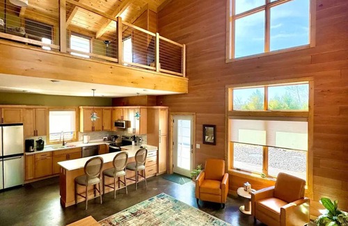 Rhinelander Cabin | Lake front NEW Cabin 2bd 2b AC/WIFI, kayak, beach, fish, firepit