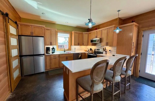 Rhinelander Cabin | Lake front NEW Cabin 2bd 2b AC/WIFI, kayak, beach, fish, firepit