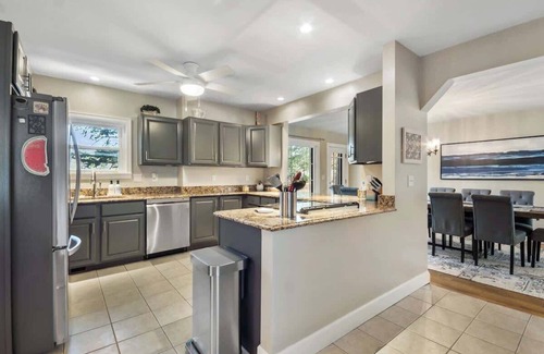 Central Lake House | Lake front, Pets, Large group,Great location, Boat