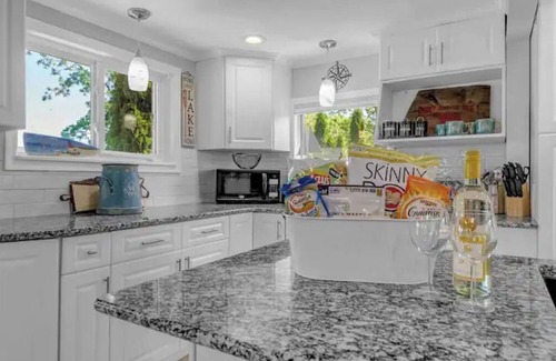 Youngstown House | Lake Front Private Retreat near Niagara Falls with 5 bedrooms,3.5 bathrooms