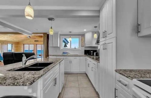 Youngstown House | Lake Front Private Retreat near Niagara Falls with 5 bedrooms,3.5 bathrooms