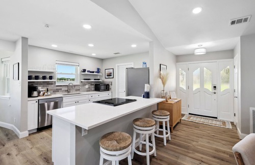 Granbury House | Lake Front Retreat, Fishing, Kayaks, Peaceful, Beautiful Sunsets!