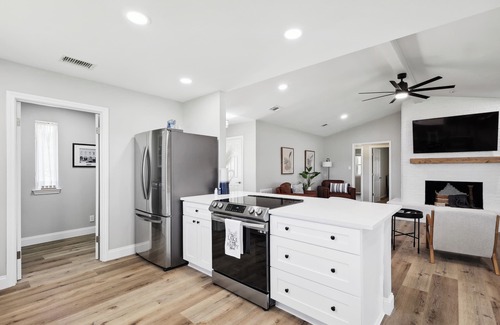 Granbury House | Lake Front Retreat, Fishing, Kayaks, Peaceful, Beautiful Sunsets!