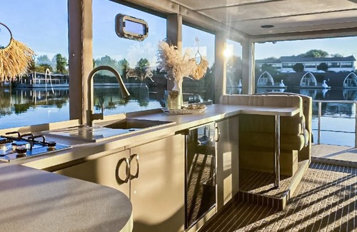 Ophoven Boat Rental | Lake front ship in Ophoven with WiFi