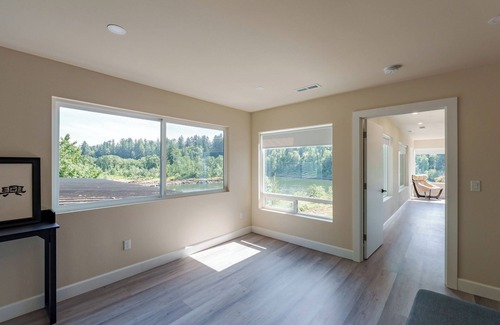 Oak Grove House | Lake Front - Spacious 6-bedroom house with AC, WiFi, Free Parking in Milwaukie!