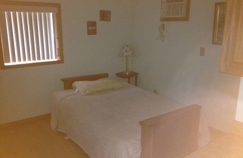 Tomahawk Cottage | Lake Front Studio Cottage- open for booking for dates after may16 2024
