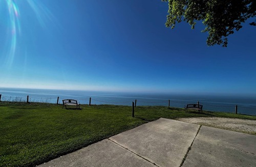 Ashtabula Cottage | Lake front updated cabin-close to everything!
