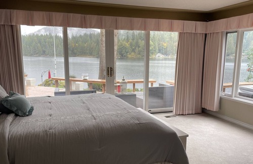Shawnigan Lake Cottage | Lake Front villa