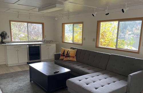 Shawnigan Lake Cottage | Lake Front villa