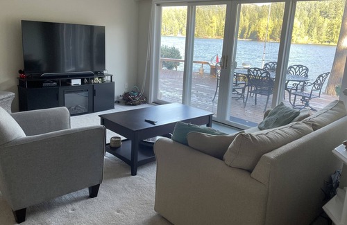 Shawnigan Lake Cottage | Lake Front villa