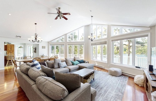 Freedom House | LAKE FRONT w/VIEWS! Fire Pit* Swim Dock* Kayaks!