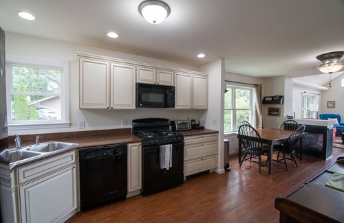 Lakeside House | LAKE FRONT WITH VIEWS TO DREAM OF