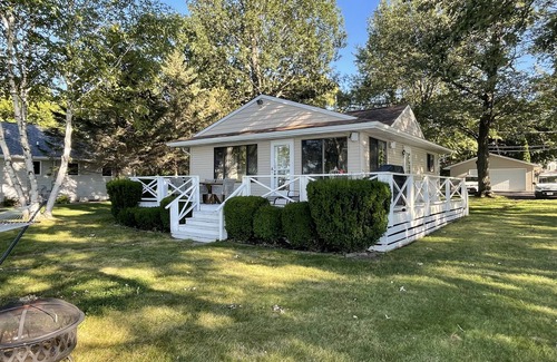 Markesan Cottage | Lake Frontage, swimming area, close to golf