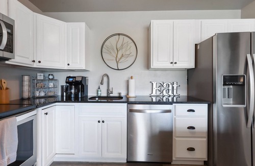 Lake Geneva Condo | Lake Geneva Retreat! King Bed! Fireplace!