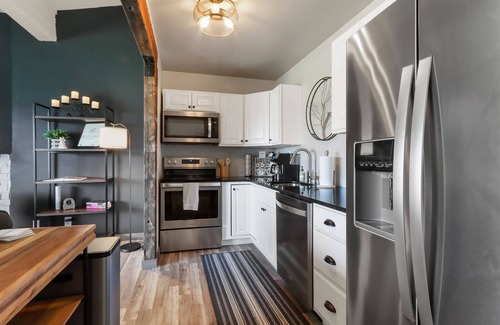 Lake Geneva Condo | Lake Geneva Retreat! King Bed! Fireplace!