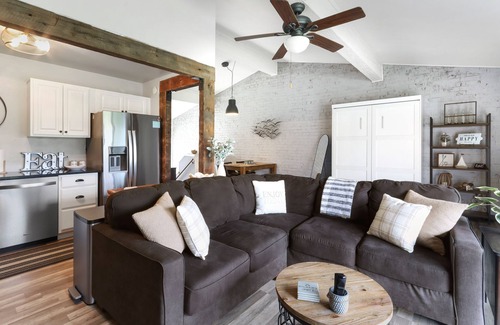 Lake Geneva Condo | Lake Geneva Retreat! King Bed! Fireplace!