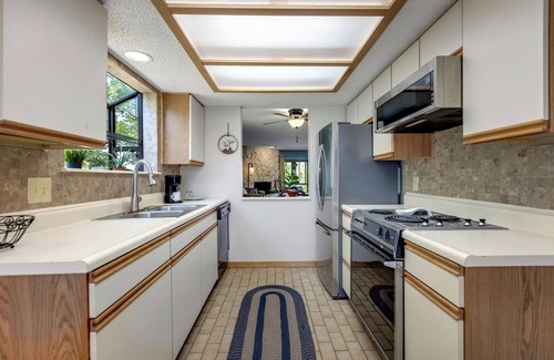 Lake Ozark Condo | Lake Getaway – 2 BDR w/Plentiful Onsite Amenities! Walk to Pool