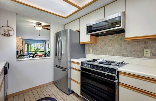 Lake Ozark Condo | Lake Getaway – 2 BDR w/Plentiful Onsite Amenities! Walk to Pool