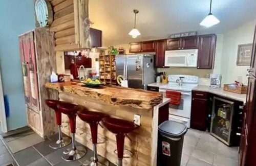 Versailles Cottage | Lake Getaway - Sleeps 12 - includes boat slipnn