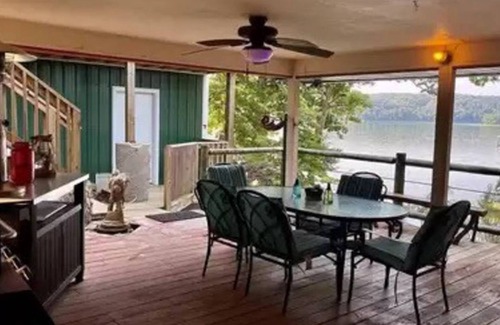 Versailles Cottage | Lake Getaway - Sleeps 12 - includes boat slipnn