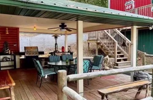Versailles Cottage | Lake Getaway - Sleeps 12 - includes boat slipnn