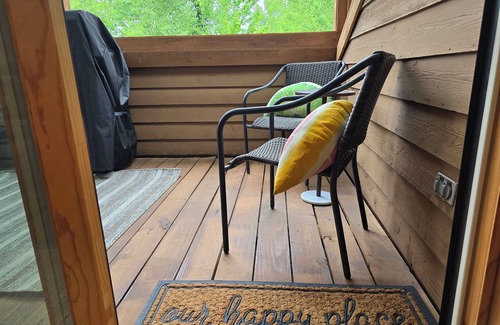 Mancelona Condo | Lake-Golf-Ski condo w/great views & boat parking