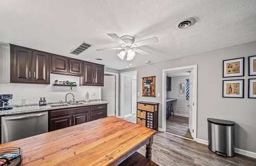 Geneva-on-the-Lake Cottage | Lake Grove Cottage: 1 min walk to the Strip!