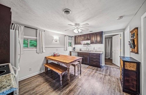 Geneva-on-the-Lake Cottage | Lake Grove Cottage: 1 min walk to the Strip!