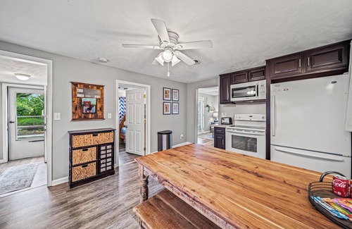 Geneva-on-the-Lake Cottage | Lake Grove Cottage: 1 min walk to the Strip!