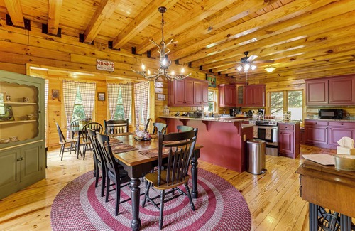 Fair Play Cabin | Lake Hartwell Home w/Game Room: Near Clemson!