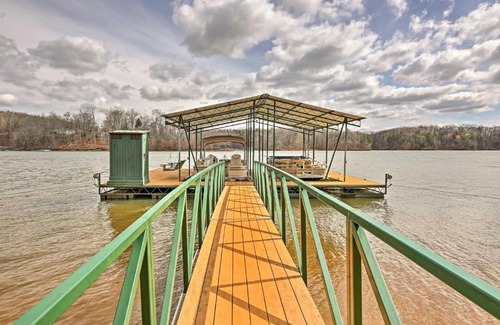 Martin House | Lake Hartwell Lodge with Dock, Theater and Hot Tub!
