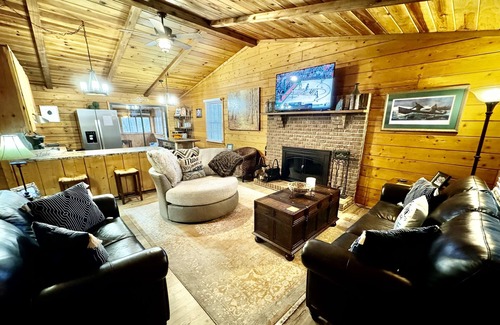 Anderson House | Lake Hartwell Waterfront, Dock, Clemson, Fire Pit, Fenced Yard, Pets & Game Room