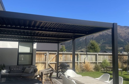 Lake Hawea House | Lake Hawea Paradise with Spa - sleeps two families.