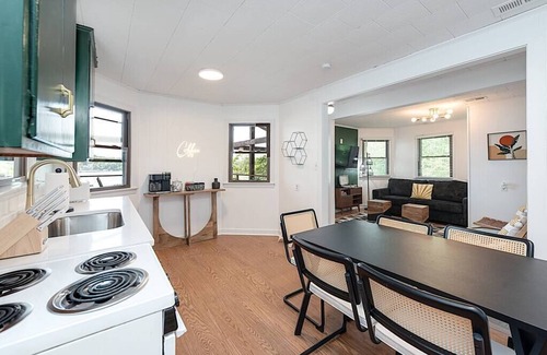 Hickory House | Lake Hickory Trio 2BR Green Unit