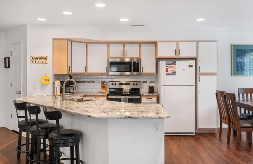 Kimberling City Condo | Lake Hideaway – Waterfront Condo w/Resort Perks!