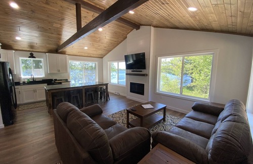 Holcombe Cabin | Lake Holcombe Lakehouse + Party Shed