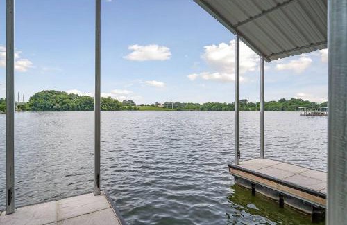 Winchester House | Lake Home, Dock, Fire Pit, Hot Tub, Game Room, Etc