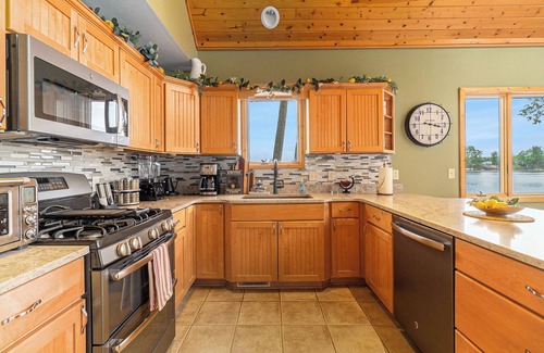 Custer House | Lake Home w/Hot Tub & Spectacular Outdoor Areas. 3 Bedroom, 3 Bath. Sleeps 8