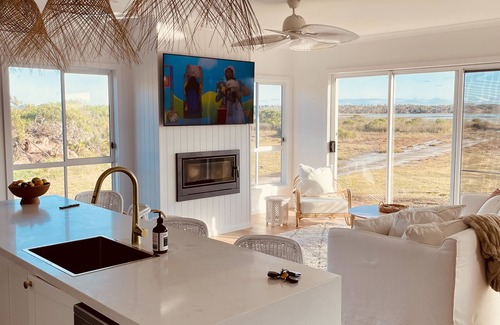 The Honeysuckles House | Lake House, by the beach