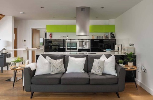 Ampney Crucis House | Lake House | Cotswold Stay with Hot Tub & Kayak