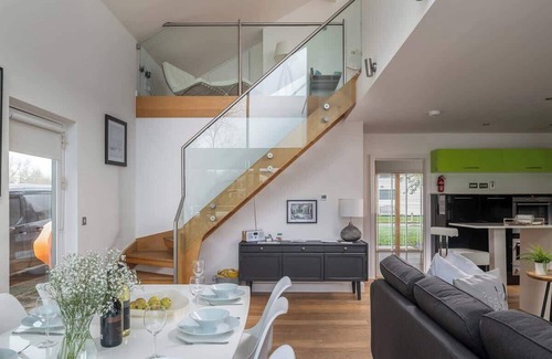 Ampney Crucis House | Lake House | Cotswold Stay with Hot Tub & Kayak